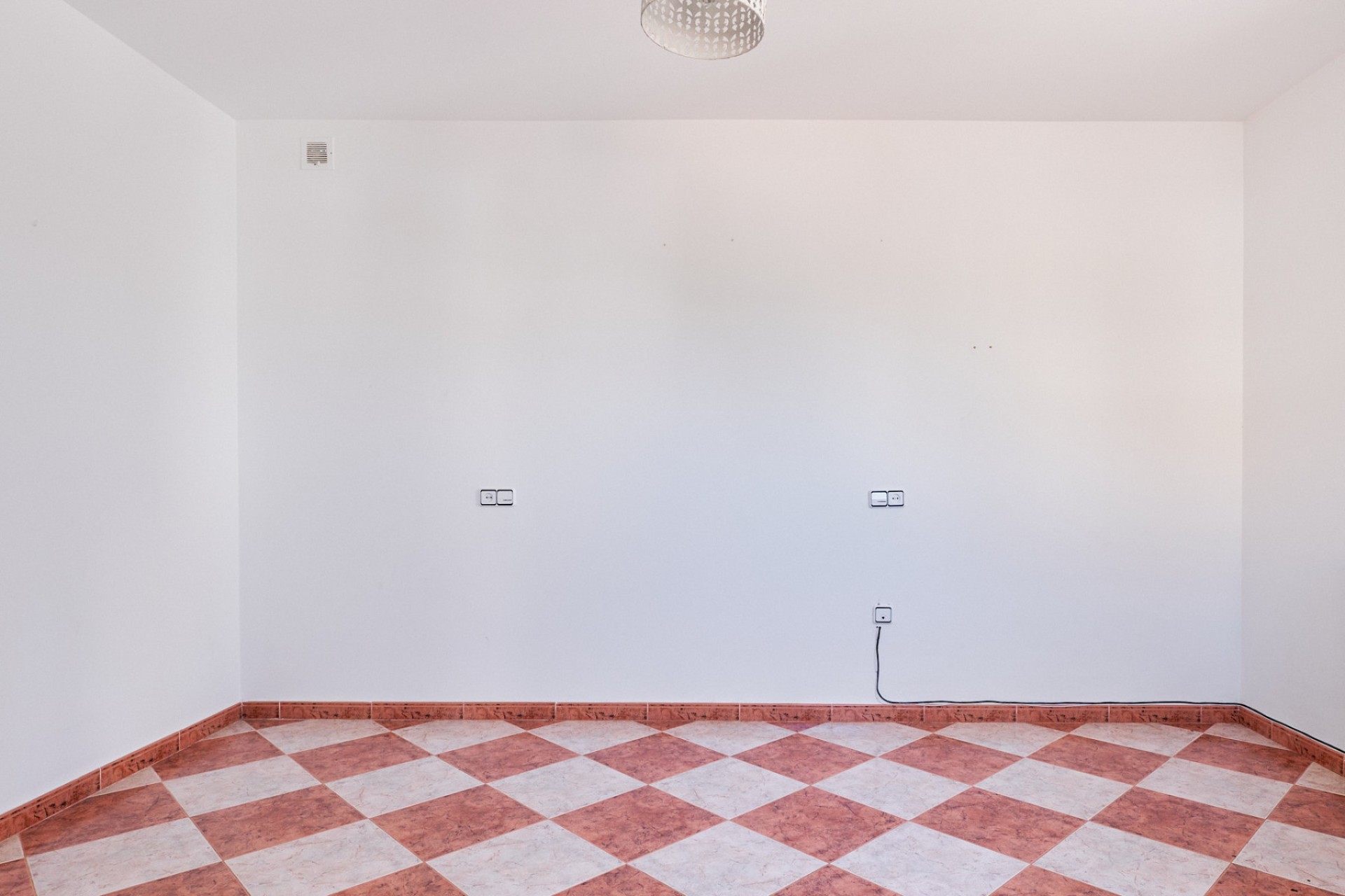 Ruime lege slaapkamer met tegelvloer in vrijstaande villa in Turre, Almería.