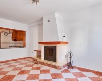 Salon avec cheminée et cuisine ouverte dans villa à vendre à Turre, Almería.