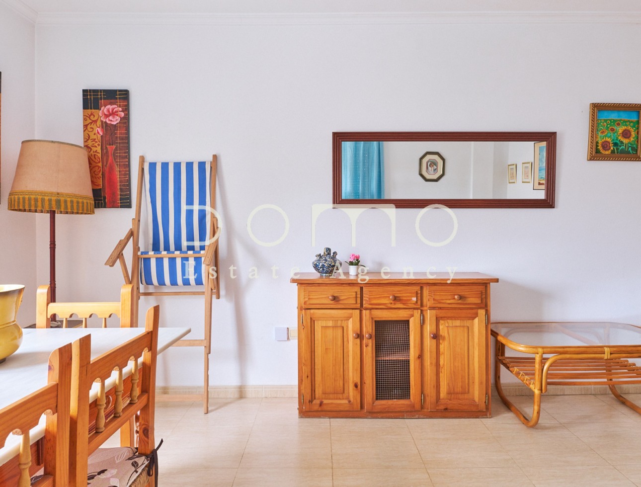 Salón comedor amplio y luminoso de apartamento en venta en Turre Almería con balcón y ventanas exteriores en pleno centro del pueblo.