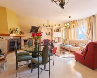 Salón comedor amplio y muy luminoso con orientación sur, chimenea y terraza acristalada en casa en venta en Turre.