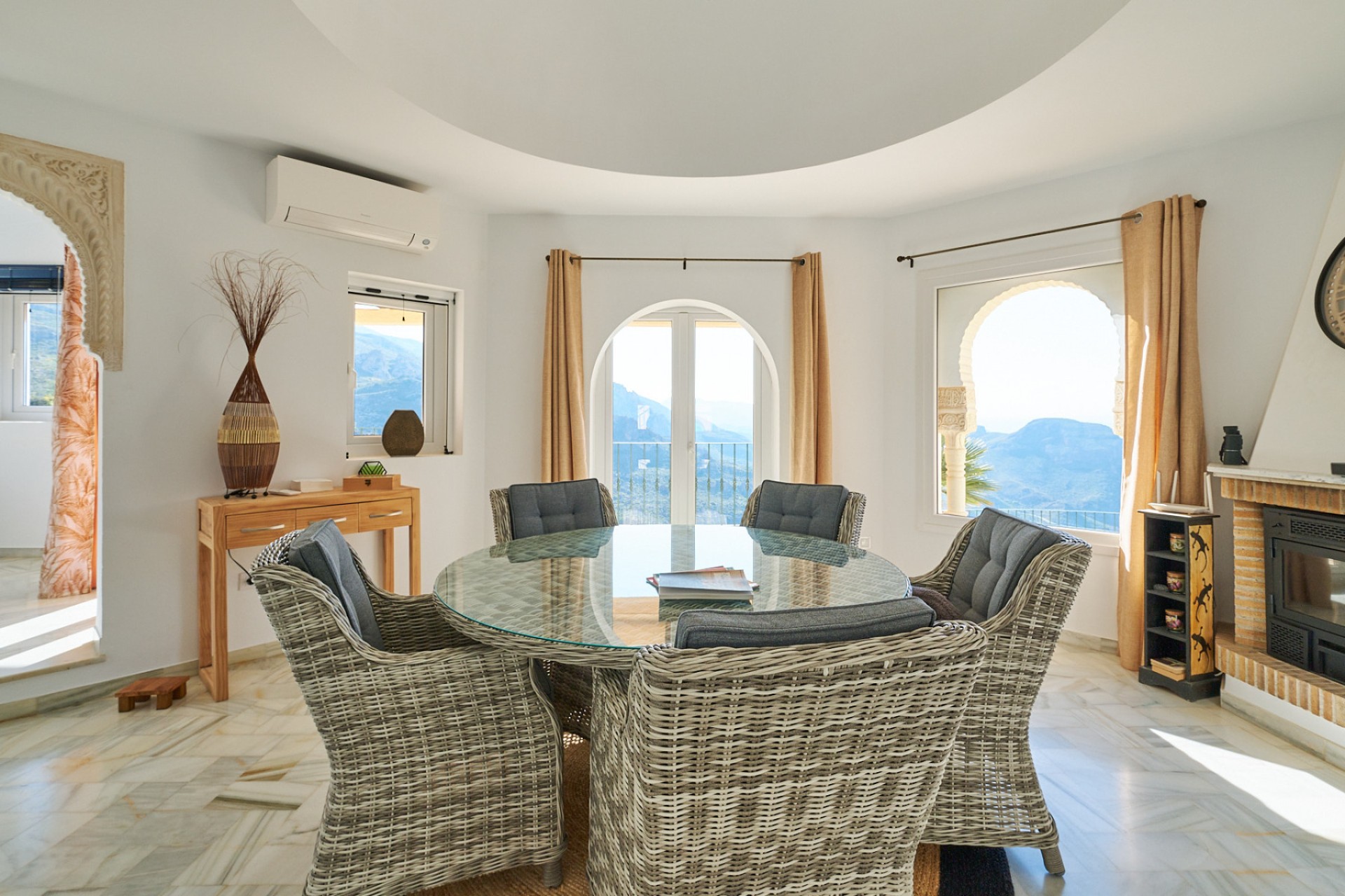 Salón comedor con vistas a la montaña en villa en venta en Sierra Cabrera, Turre, Almería