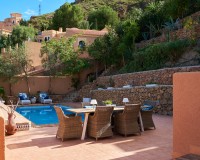 Terras met privézwembad en buiteneetruimte, omgeven door mediterrane tuinen in Sierra Cabrera, Almería.