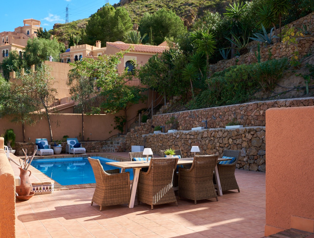 Terrasse mit privatem Pool und Essbereich im Freien, umgeben von mediterranen Gärten in Sierra Cabrera, Almería.