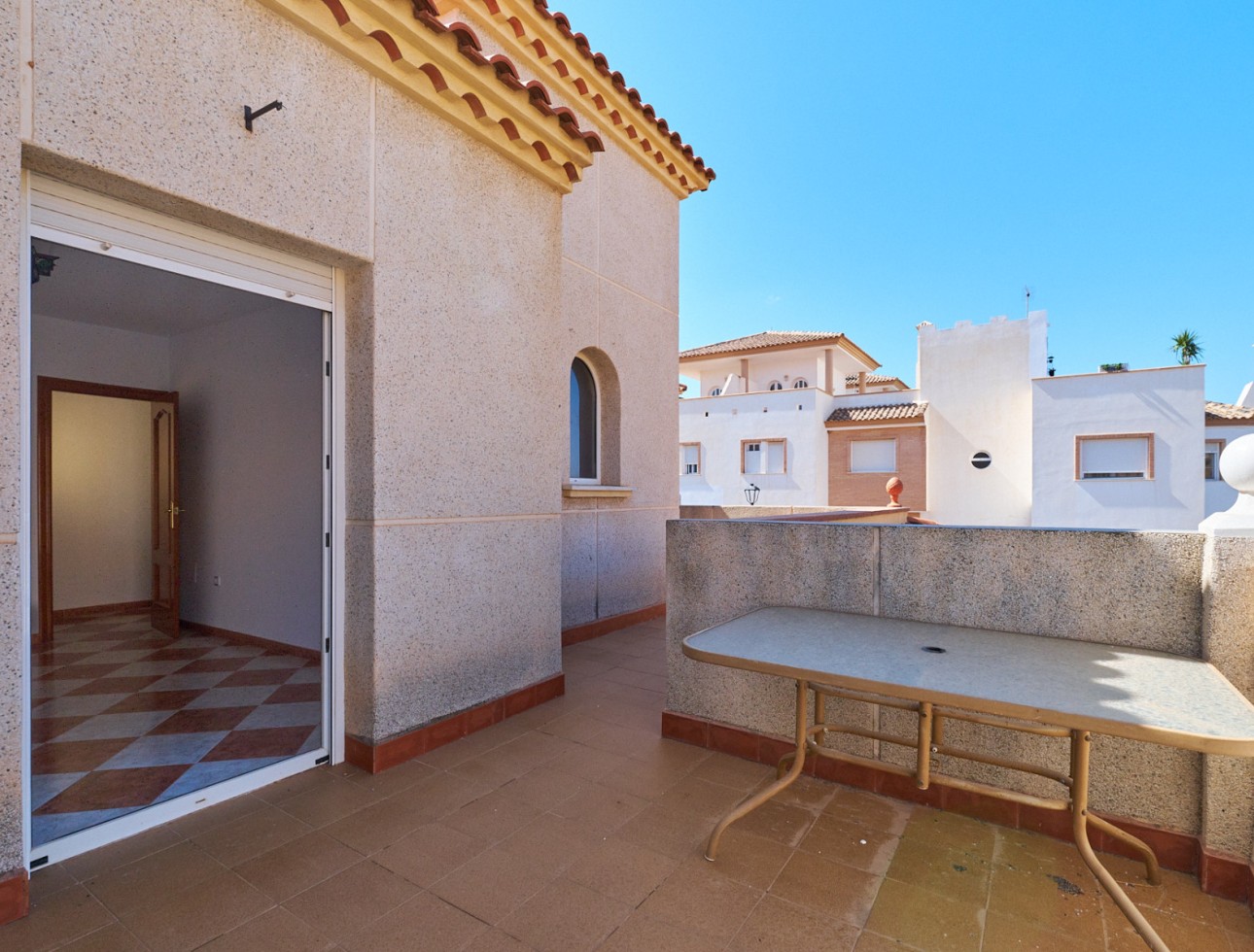 Terrasse privée avec table extérieure dans villa à vendre à Turre, Almería.