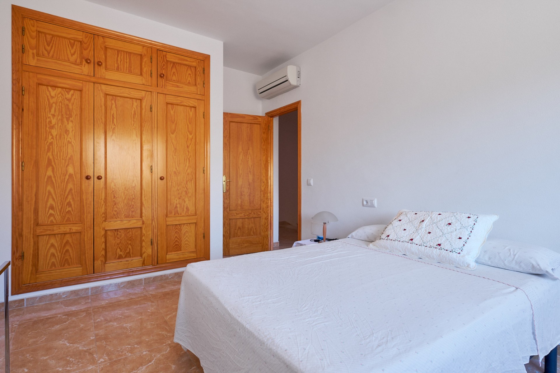 Tweepersoonsslaapkamer met ingebouwde kast in duplex te koop in Turre, Almería.