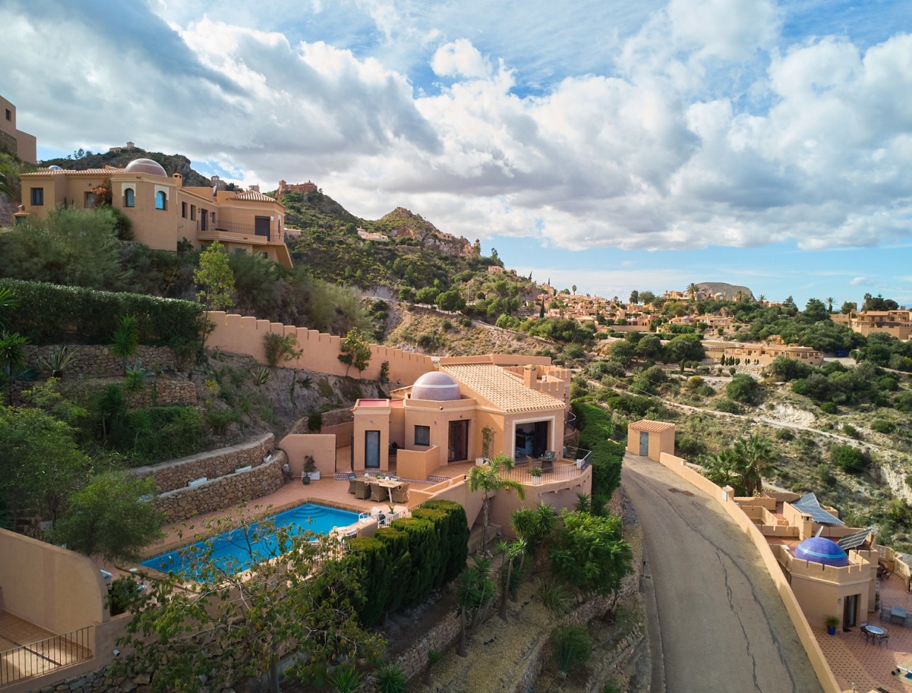 Villa independiente con piscina y vistas al mar en Sierra Cabrera, Almería, en venta con Domo Estate Agency.