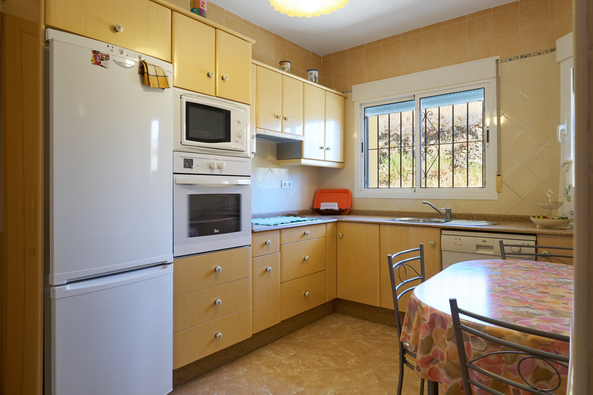 Volledig gemeubileerde en uitgeruste keuken van duplex te koop in Turre, Almería.