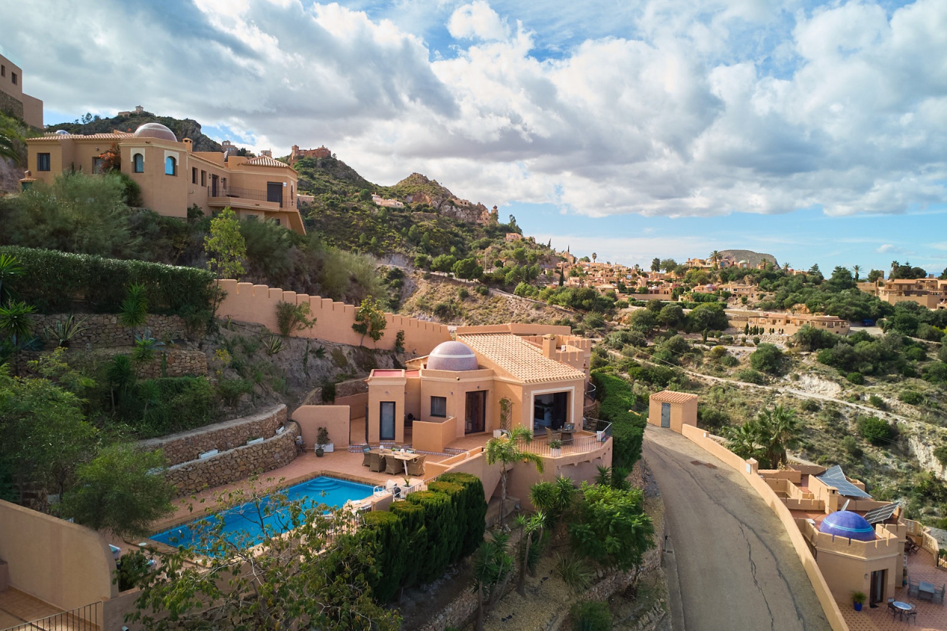 Vrijstaande villa met zwembad en zeezicht in Sierra Cabrera, Almería, te koop bij Domo Estate Agency.