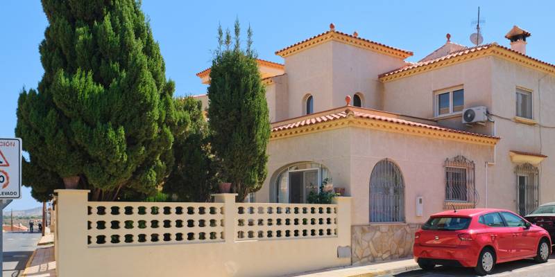 Exterior facade of detached villa for sale in Turre, Almería.