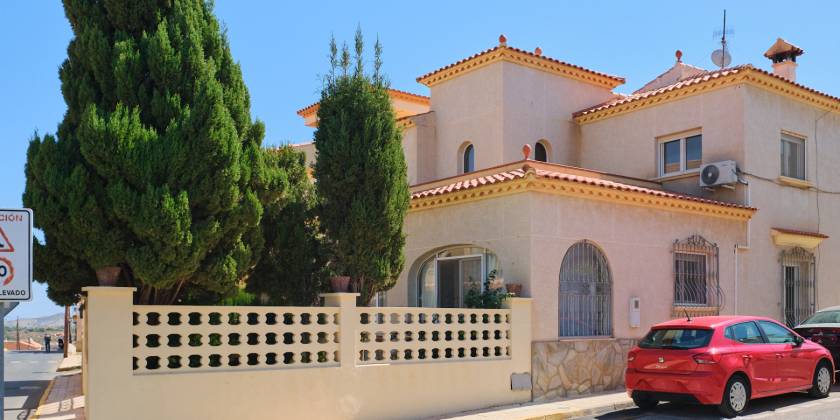 Exterior facade of detached villa for sale in Turre, Almería.