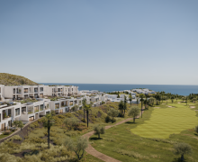 The Villas at Macenas with its own private pool stand out for their luxury finishes, offering breathtaking views of both the sea and the golf course.