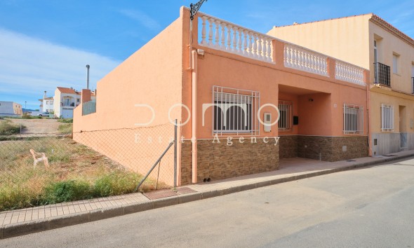 Façade of a townhouse for sale in Turre