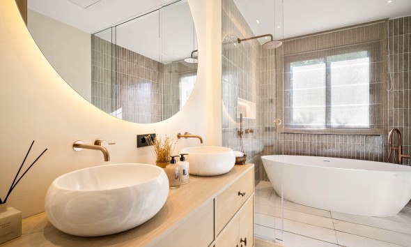 Neue Gebäude - Villa / Doppelhaushälfte - Marbella