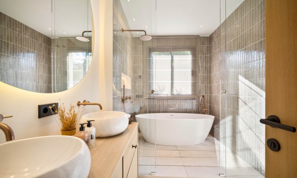 Neue Gebäude - Villa / Doppelhaushälfte - Marbella