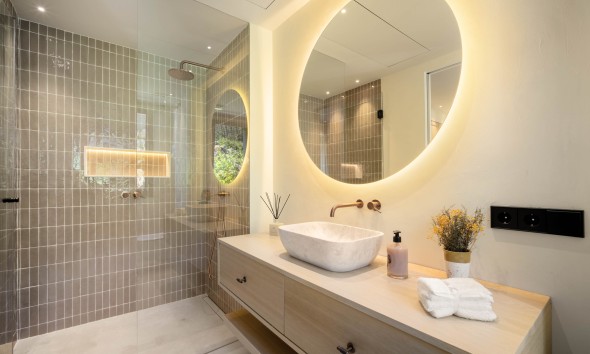 Neue Gebäude - Villa / Doppelhaushälfte - Marbella