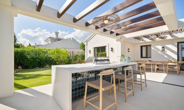 Neue Gebäude - Villa / Doppelhaushälfte - Marbella