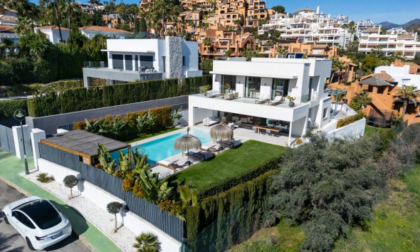 Neue Gebäude - Villa / Doppelhaushälfte - Marbella