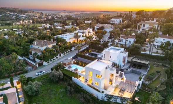 Neue Gebäude - Villa / Doppelhaushälfte - Marbella