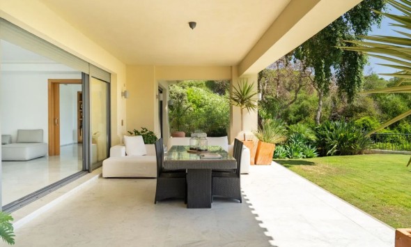 Neue Gebäude - Villa / Doppelhaushälfte - San Roque