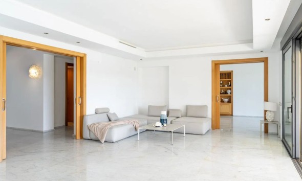 Neue Gebäude - Villa / Doppelhaushälfte - San Roque