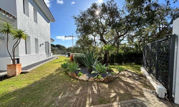 Neue Gebäude - Villa / Doppelhaushälfte - San Roque