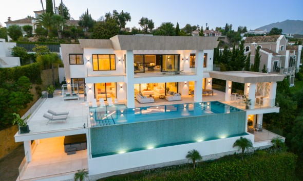 Neue Gebäude - Villa / Doppelhaushälfte - Benahavís