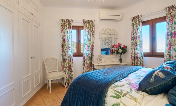 Resale - Villa / Semi-detached Villa - Turre