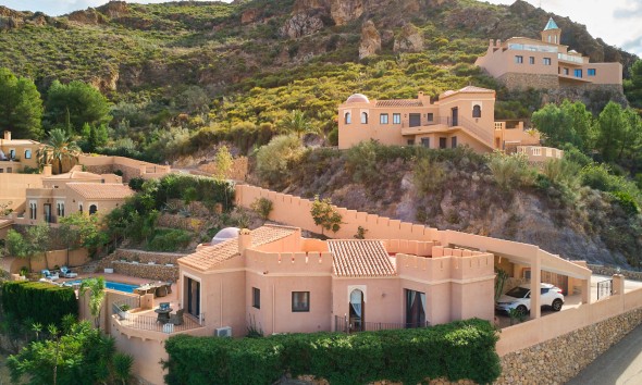 Resale - Villa / Semi-detached Villa - Turre