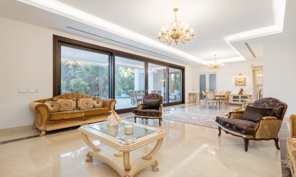 Obra nueva - Villa / Chalet - Estepona