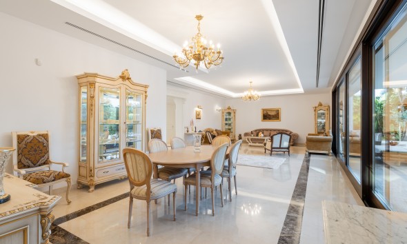 Obra nueva - Villa / Chalet - Estepona