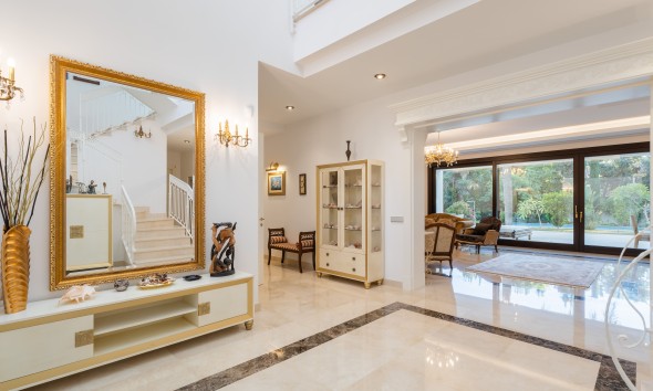 Obra nueva - Villa / Chalet - Estepona