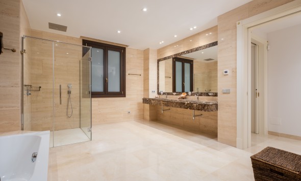 Obra nueva - Villa / Chalet - Estepona