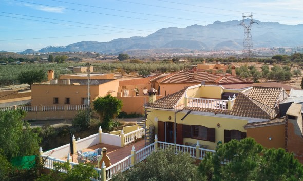 Luftaufnahme des Cortijos in Los Gallardos mit Terrassen, Garten und freiem Blick auf die Berge der Sierra Cabrera.