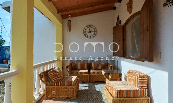 Überdachte Veranda des Cortijos mit Sitzecke und rustikalen Möbeln, ideal zum Entspannen im Freien.