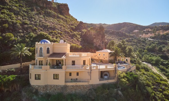 Resale - Villa / Semi-detached Villa - Turre - Sierra Cabrera