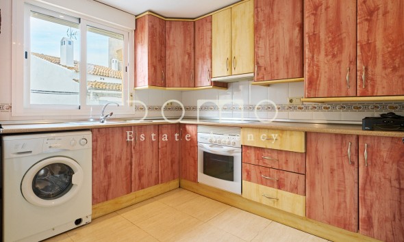  Spacious, fully equipped kitchen in a three-bedroom flat for sale in Turre, Almería, located in the centre of the village.
