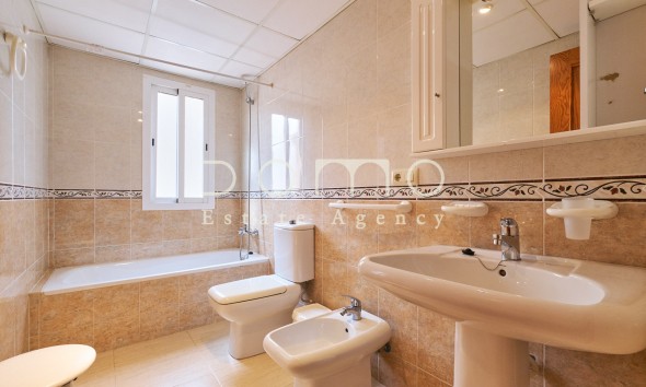  Full bathroom with bathtub in 3-bedroom flat for sale in Turre, Almería, located in the main square.