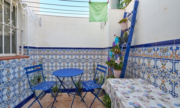  Private courtyard with covered laundry area in a detached house in the province of Almería, well-maintained outdoor space.