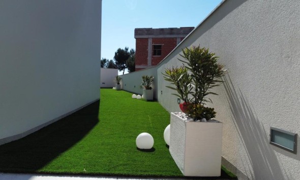 Obra nueva - Villa / Chalet - Orihuela Costa