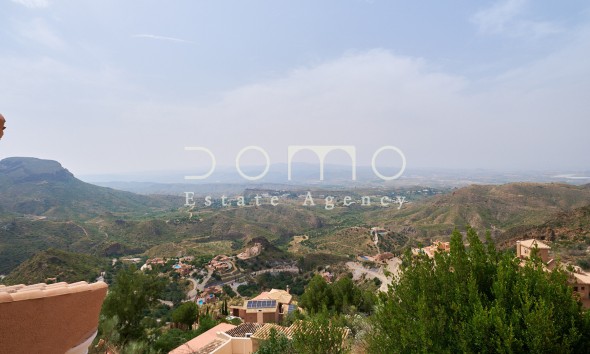 Resale - Villa / Semi-detached Villa - Turre